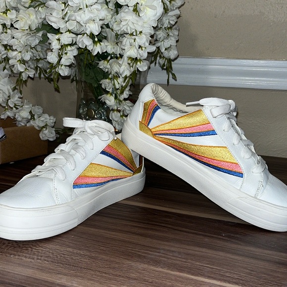 Gianni Bini daydreaming, rainbow sneakers - Picture 3 of 12